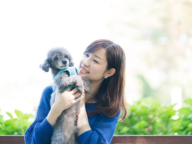 犬を抱える女性